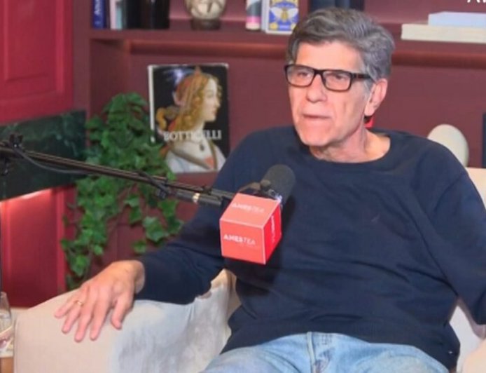 Γιάννης Μπέζος: «Η ελληνική τηλεόραση είναι ψευτοχαρούμενη, βλέπεις εκπομπές και όλοι είναι χαρούμενοι χωρίς λόγο»