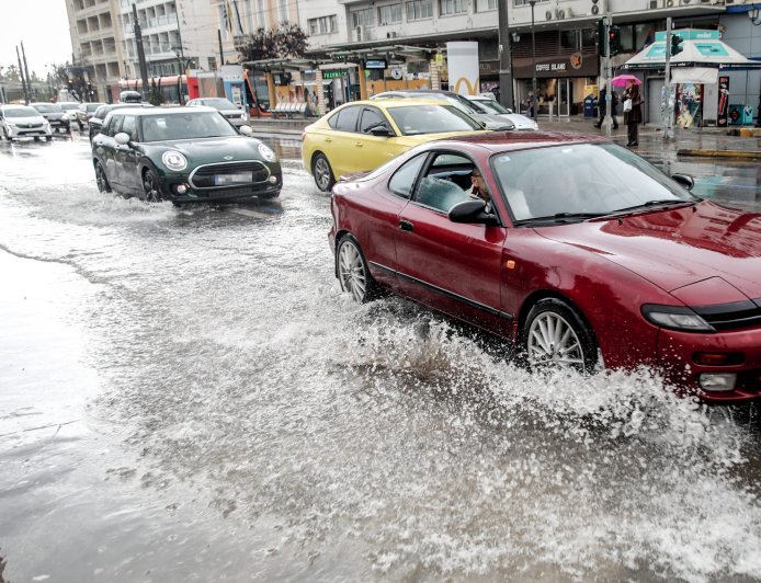 Eντονα καιρικά φαινόμενα προβλέπει η ΕΜΥ στη Θράκη – Στην Ξάνθη αποκλείστηκε από φερτά υλικά  το Πετροχώρι