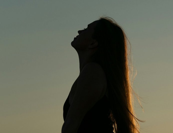 Δασκάλα γιόγκα έβαζε βόμβες σε αυτοκίνητα: «Την άφησαν χωρίς φάρμακα από το ψυχιατρείο» λέει ο γιος της