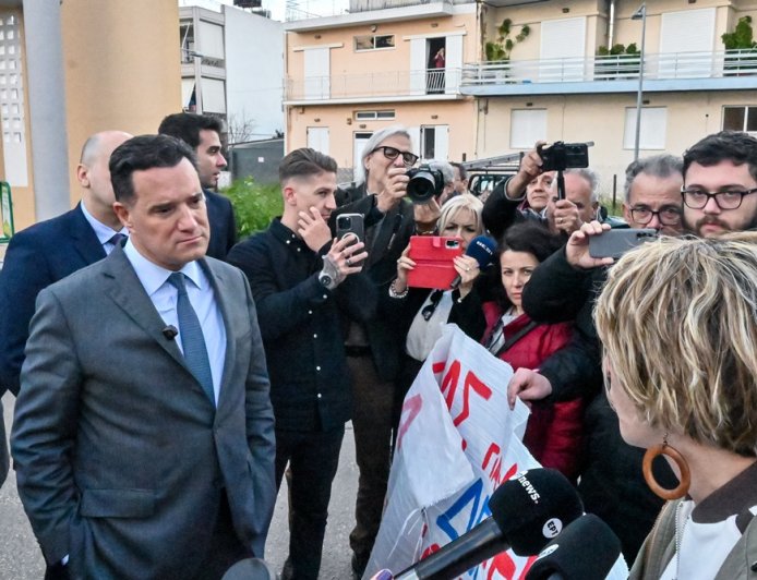 Άδωνις Άργος: Στελέχη του ΚΚΕ διαδήλωναν στο νοσοκομείο για τη… φρεγάτα Κίμων