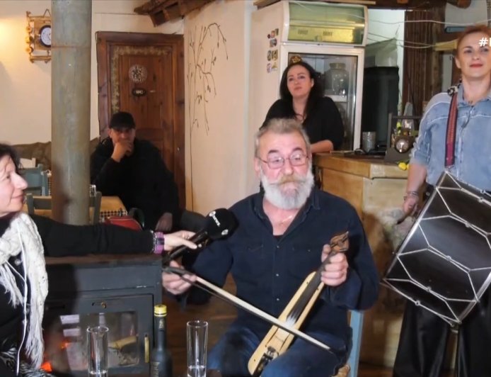 Σταυρούπολη Ξάνθης: Συνεχίζει την ποντιακή παράδοση παίζοντας λύρα και γράφοντας τραγούδια