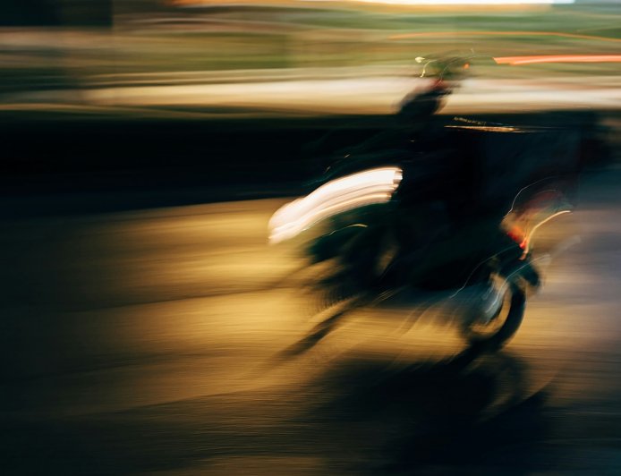 Τρομακτικό τροχαίο στην Τουρκία: Μοτοσικλετιστής έτρεχε με 113χλμ./ώρα και καρφώθηκε σε φορτηγάκι