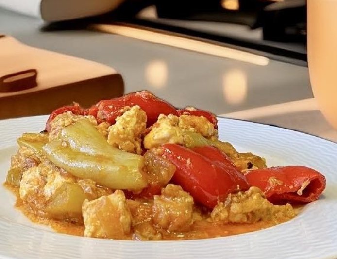 Πιπεριές με Φέτα στην Κατσαρόλα | Σάλτσα Μελιτζάνας & Ντομάτας | Ελληνική Συνταγή!