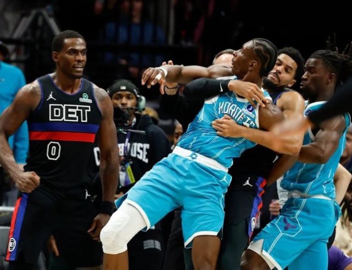 Χόρνετς – Πίστονς καβγάς: Άγριο επεισόδιο στο παρκέ με μπουνιές, σπρωξίματα και τέσσερις αποβολές