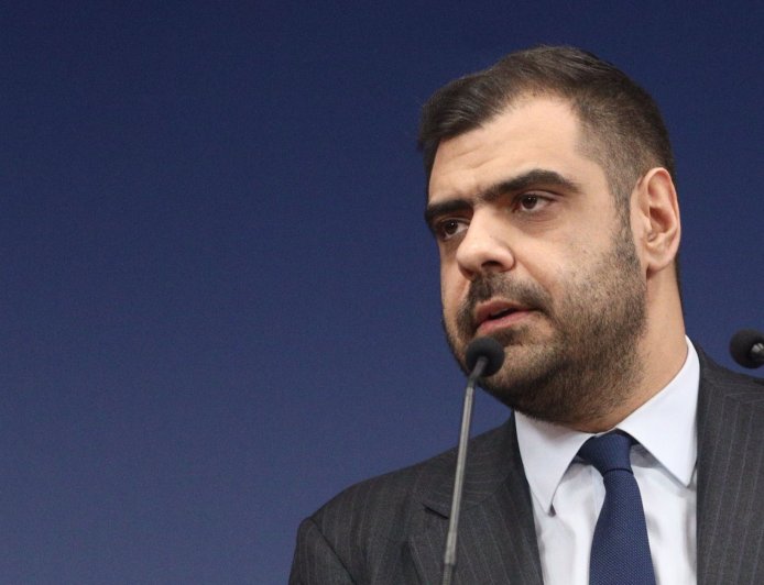 Μαρινάκης – Αβραμίδης: “Θερμό” επεισόδιο στην ενημέρωση των πολιτικών συντακτών