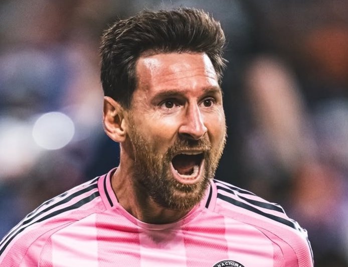 Μέσι: Φωτογραφήθηκε με τα παιδιά του με τη φανέλα με το Νο10 της ιστορικής Σάντος