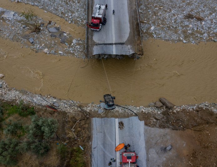 Κακοκαιρία Ηλεία – Αχαΐα: Ανεμοστρόβιλος σήκωσε στέγαστρα, έσπασε τζαμαρίες, δρόμοι πλημμύρισαν