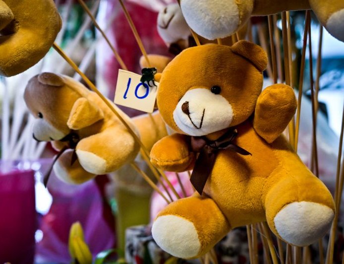 Έκλεψαν λούτρινα αρκουδάκια:  Μία… ερωτική αρπαγή από ανθοπωλείο για τη γιορτή του Αγίου Βαλεντίνου