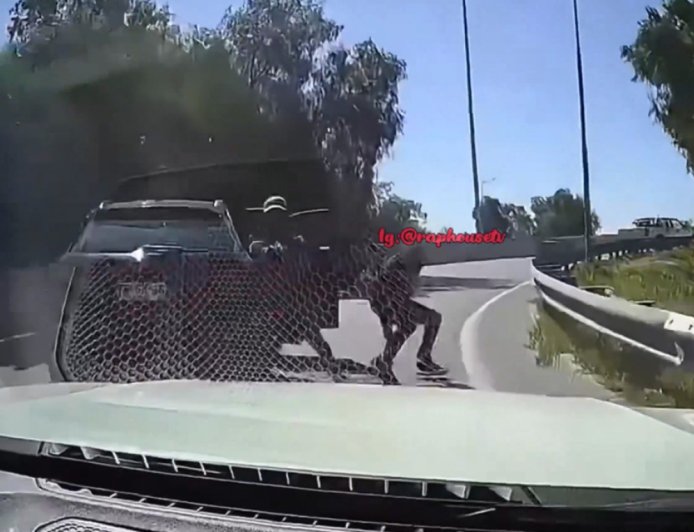 Ληστεία στη Χιλή: Ατρόμητος οδηγός πατάει ένοπλους στη Χιλή