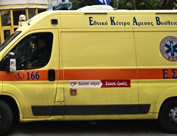 Τροχαίο Θεσσαλονίκη: Αυτοκίνητο έπεσε πάνω σε φανάρι και αναποδογύρισε