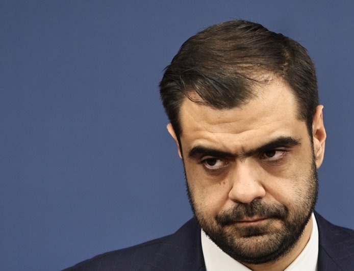 Άδωνις – Κωνσταντοπούλου: “Φασίζουσα λογική, αυτό που κάνει ξεπερνάει τη χυδαιότητα”