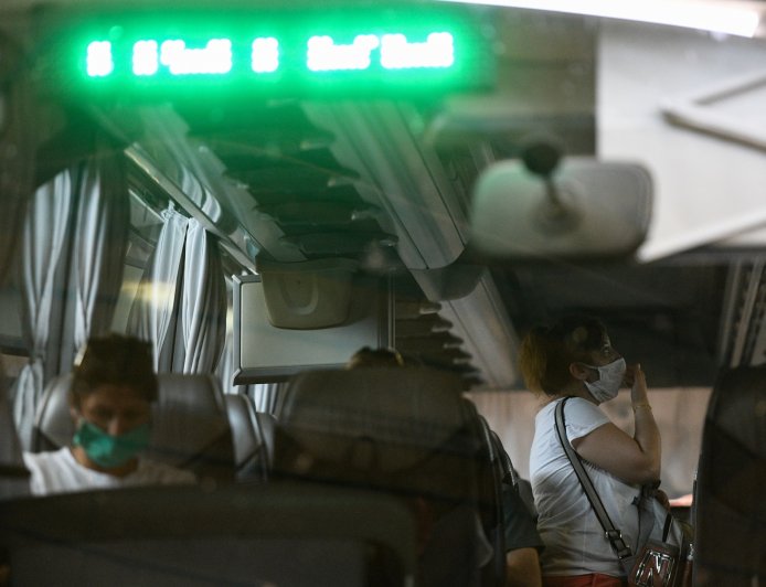 Oδηγός έπαιζε με το κινητό του την ώρα που οδηγούσε: Στην απόλυσή του οδηγήθηκαν τα ΚΤΕΛ