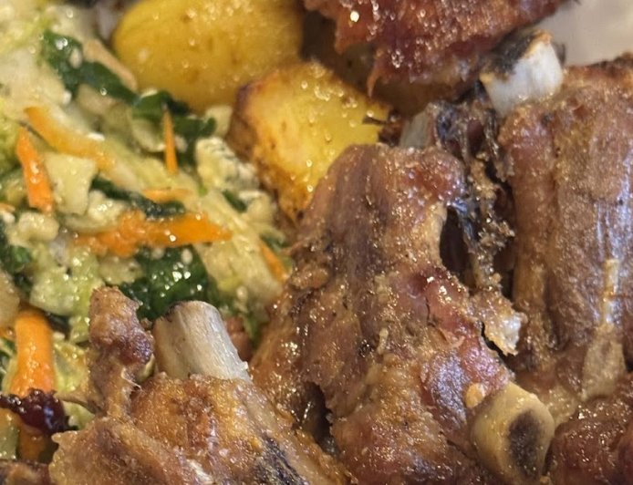 Χοιρινές κορτεζίνες ζουμερές ,καλοψημένες ,και παραδοσιακές  !!!