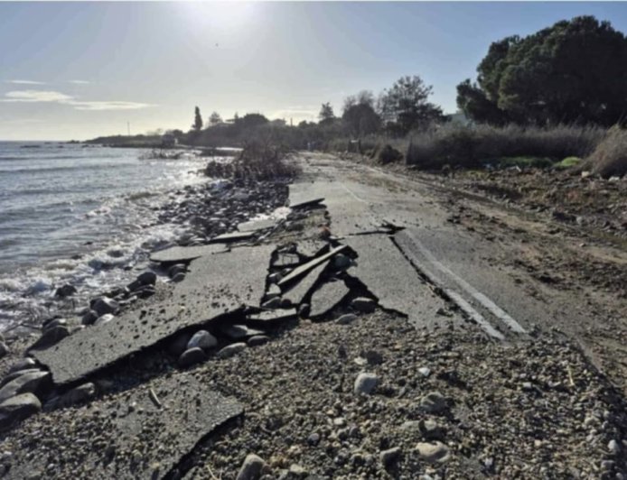 Ξάνθη: Το νερό της θάλασσας «κατάπιε» το οδόστρωμα στην παραλιακή ζώνη της Μάνδρας