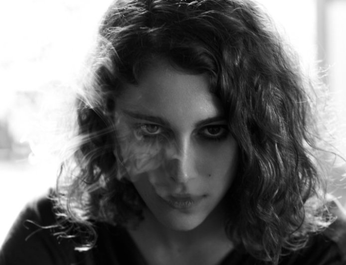 Σύζυγος Λάνθιμου στην Καθημερινή: «Έπεσα θύμα βιασμού δύο φορές στην εφηβεία»