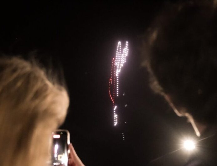 Η Ρενέ Στυλιαρά φώτισε τον ουρανό της Γλυφάδας με ένα φαντασμαγορικό Drone Show