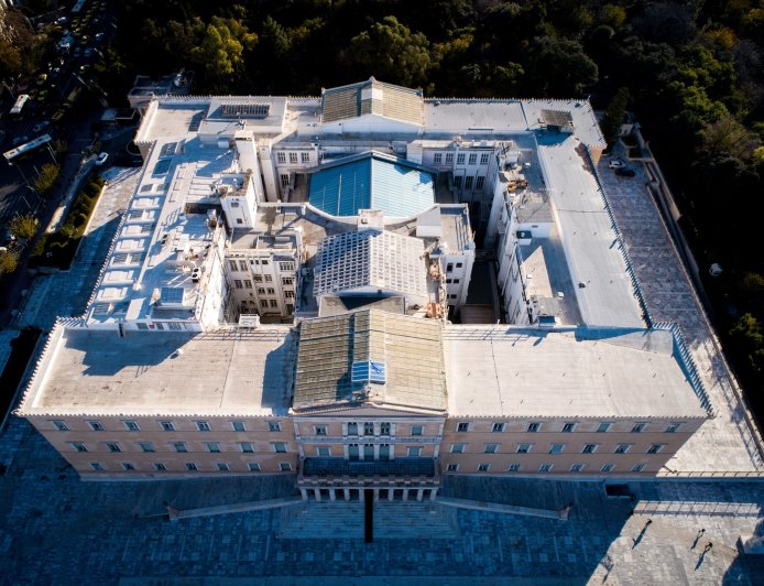 Η Βουλή θα προσλάβει ένα από τα 12 παιδιά πολύτεκνης οικογένειας