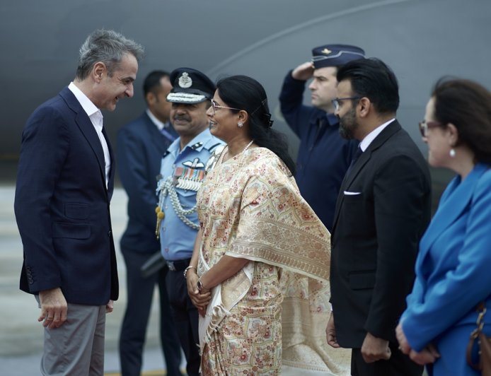 Μητσοτάκης Ινδία: Η υποδοχή από τις χορεύτριες και η θερμή χειραψία με τον Μόντι