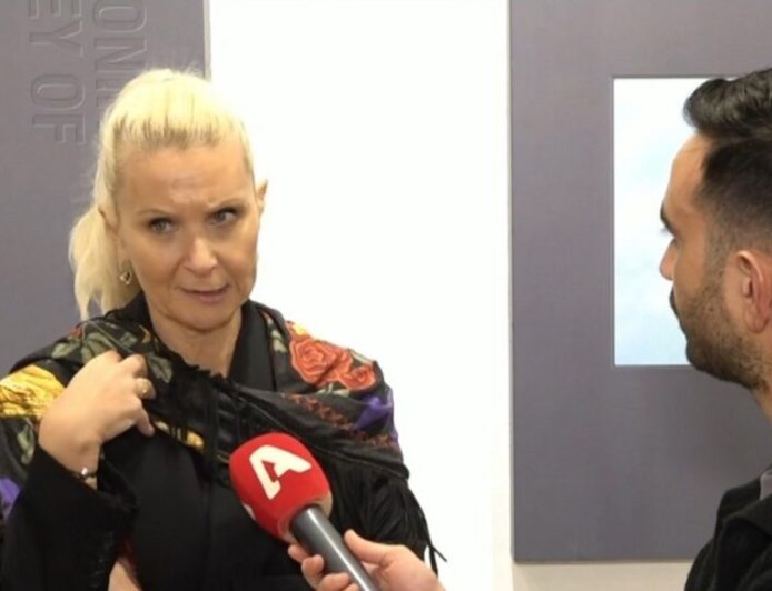 Κατερίνα Γκαγκάκη: «Εγώ έκλεισα το γύρισμα του Λάμπρου Κωνσταντάρα για το “Club του 1%”» – «Τρελαίνομαι που όλοι έχουν άποψη για τη δουλειά μας»