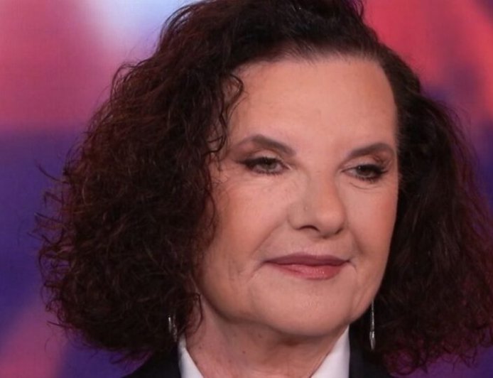 Άννα Μπιθικώτση: «Με το ίδιο μαντήλι που σκούπισα το δάκρυ του πατέρα μου πριν φύγει από τη ζωή, άγγιξα και τα δάκρυα της μητέρας μου πριν πεθάνει»