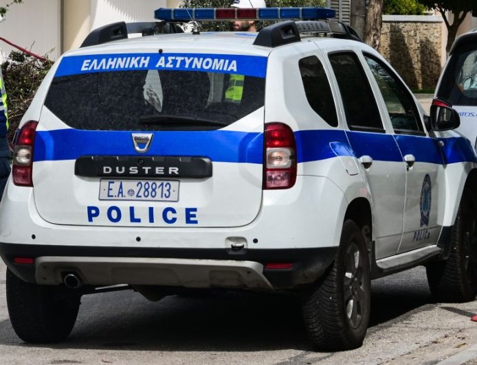 Αγέλη σκύλων: Γυναίκα στη Λαμία ζήτησε βοήθεια από την αστυνομία για να επιστρέψει στο σπίτι της