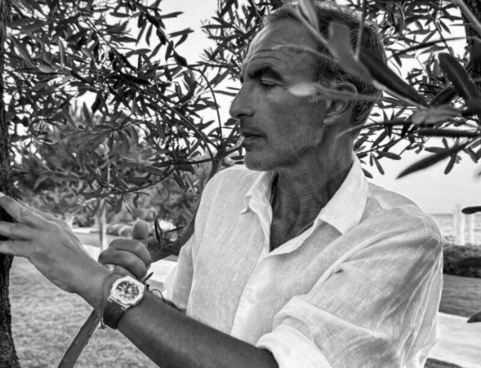 Νίκος Αλιάγας στη Le Point: Τι σημαίνει να είσαι Έλληνας, τι λέει για Όμηρο, Καβάφη, Αρβελέρ, Ελύτη