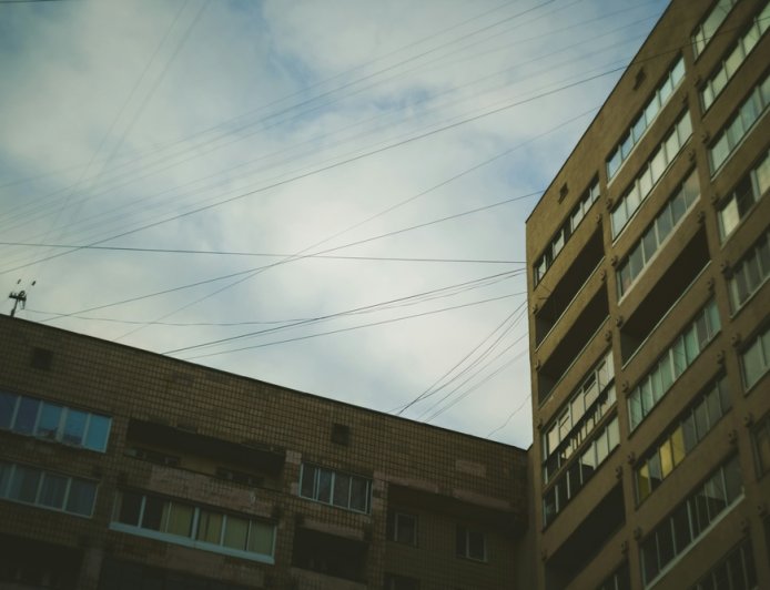 Αγοράκι έπεσε από τον 7ο όροφο στην Αγία Πετρούπολη: Πώς το έσωσε ο θυρωρός