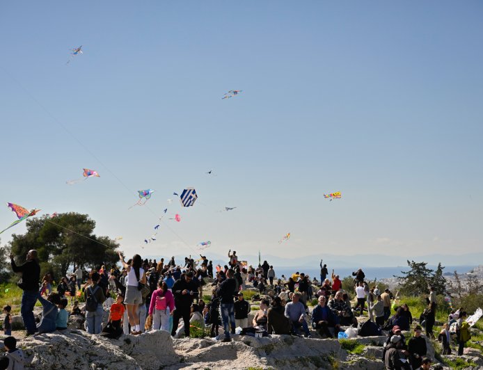 Σαρακοστή στην Αθήνα: Παραδοσιακό γλέντι και χαρταετοί στον Λόφο Φιλοπάππου