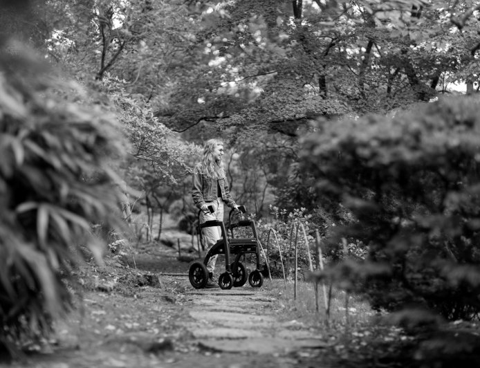 8χρονη άφησε το αμαξίδιό της, σύρθηκε 83 σκαλιά και άλλαξε την Αμερική για πάντα