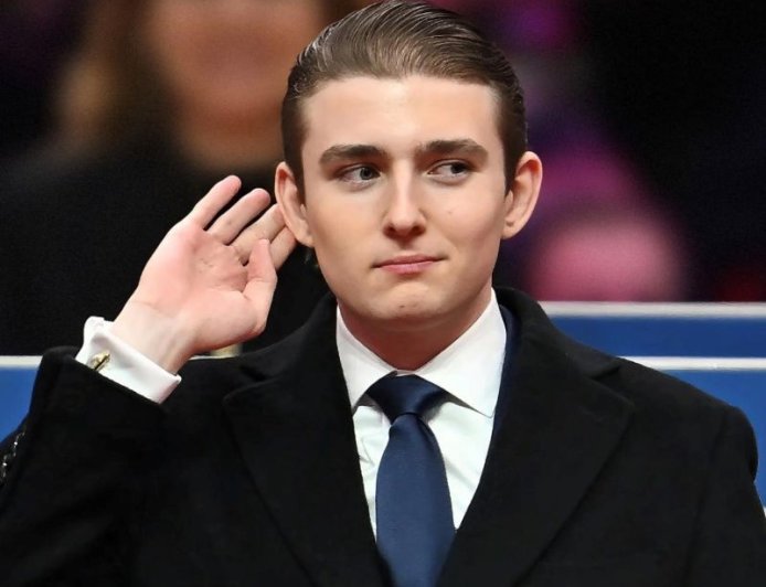 Ντόναλντ Τραμπ γιος: Ο Μπάρον μιλάει και στέκεται σαν τον πατέρα του