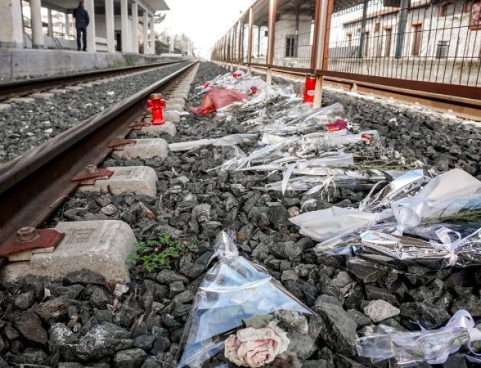 57 ελιές Τέμπη: 29 μαθητές άφησαν αρκουδάκια και κρέμασαν μαύρους χαρταετούς