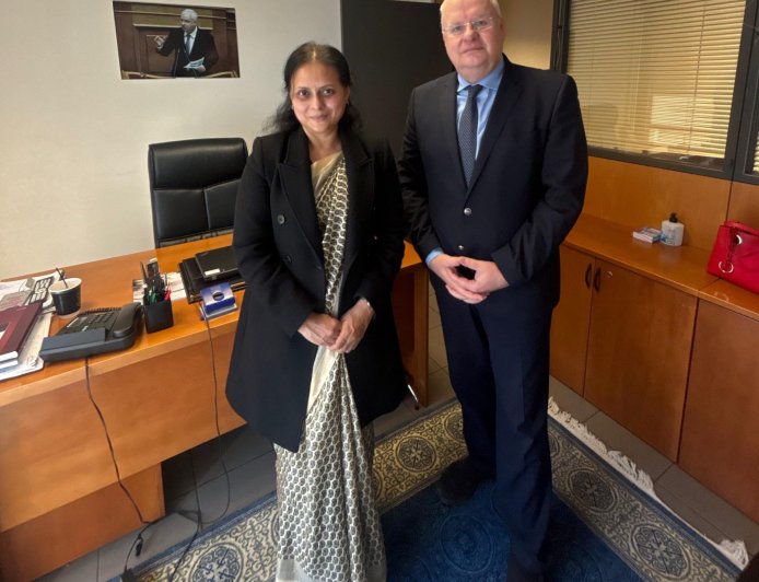 Ο Ιλχάν Αχμέτ υποδέχτηκε στο γραφείο του στην Αθήνα την πρέσβη του Μπαγκλαντές
