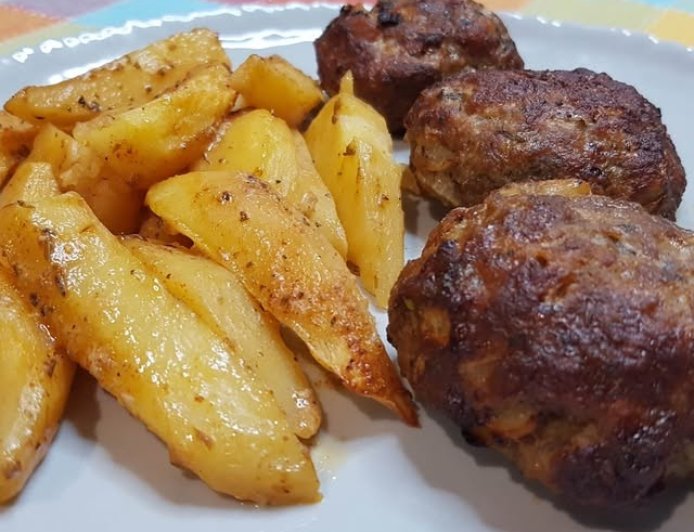 Αφράτα και μαλακά μπιφτέκια με πατάτες στον φούρνο!!!