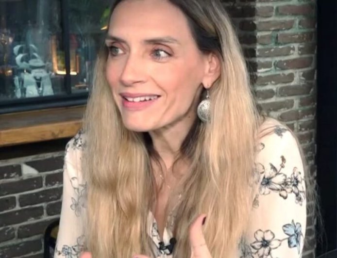 Μαρία Ένεζλη: «Καλύτερα να προσφέρουμε προϊόν και να μην «τρωγόμαστε» μεταξύ μας»