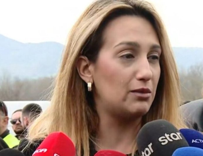 Τέμπη – Ξέσπασε σε δάκρυα μπροστά στις τηλεοπτικές κάμερες: «Οι ζωές μας έχουν αλλάξει, είμαστε τρία χρόνια με ψυχοφάρμακα και αντικαταθληπτικά»