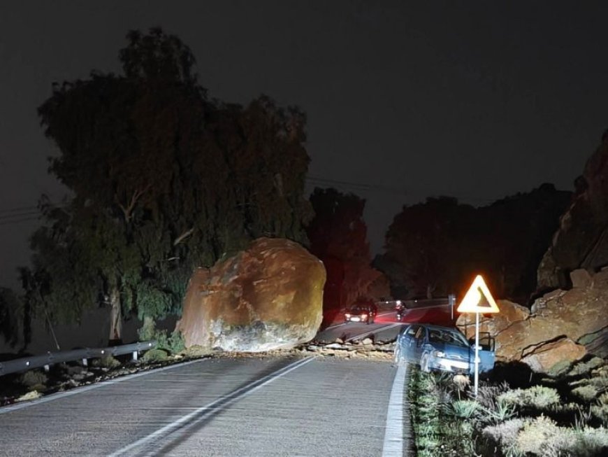 Χίος: Βράχος καταπλάκωσε τον δρόμο μετά από κατολίσθηση