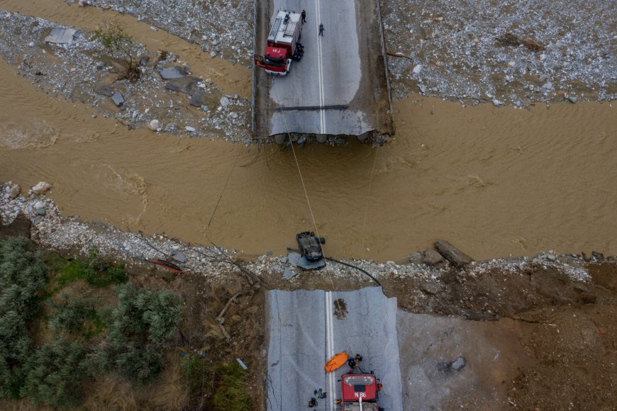 Φθιώτιδα κακοκαιρία: Κάτοικοι βγήκαν στους δρόμους με… φουσκωτή βάρκα και έκαναν κουπί