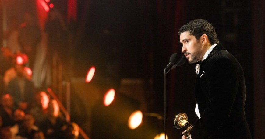 Bad Bunny – Όρθια τον χειροκρότησε η αρένα στα βραβεία Grammy: «Δεν είμαστε ζώα, δεν είμαστε εξωγήινοι, είμαστε άνθρωποι και Αμερικανοί»