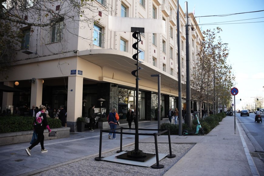 Αθήνα: Το «Αιολικό» του Takis στην Πανεπιστημίου και Βουκουρεστίου