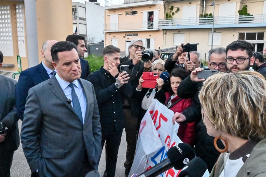 Άδωνις Άργος: Στελέχη του ΚΚΕ διαδήλωναν στο νοσοκομείο για τη… φρεγάτα Κίμων