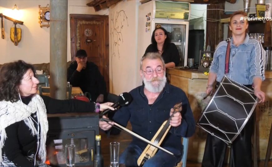 Σταυρούπολη Ξάνθης: Συνεχίζει την ποντιακή παράδοση παίζοντας λύρα και γράφοντας τραγούδια