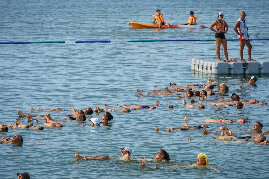 Παγκόσμιο Ρεκόρ Γκίνες: Κολυμβητές επιπλέουν σε λίμνη της Αργεντινής