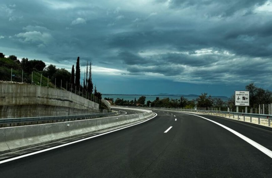 Μεθυσμένος οδηγός στην εθνική οδό: Οδηγούσε ανάποδα για χιλιόμετρα – Συγκρούστηκε με νταλίκα