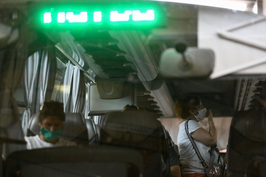 Oδηγός έπαιζε με το κινητό του την ώρα που οδηγούσε: Στην απόλυσή του οδηγήθηκαν τα ΚΤΕΛ