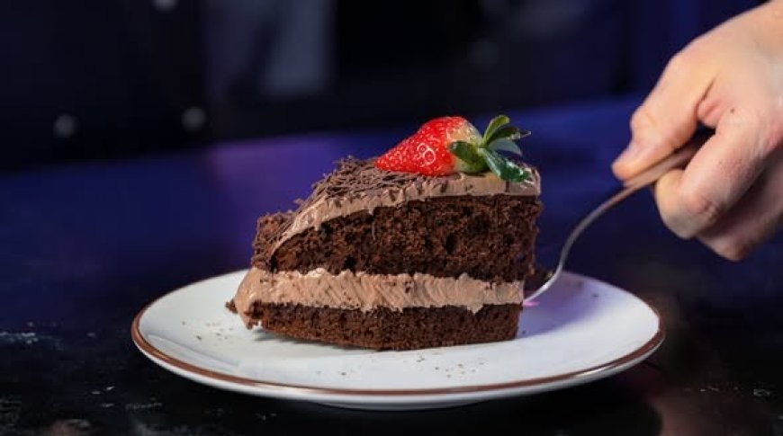 Τούρτα καπουτσίνο είναι το απόλυτο δώρο για κάθε λάτρη του καφέ και της σοκολάτας!