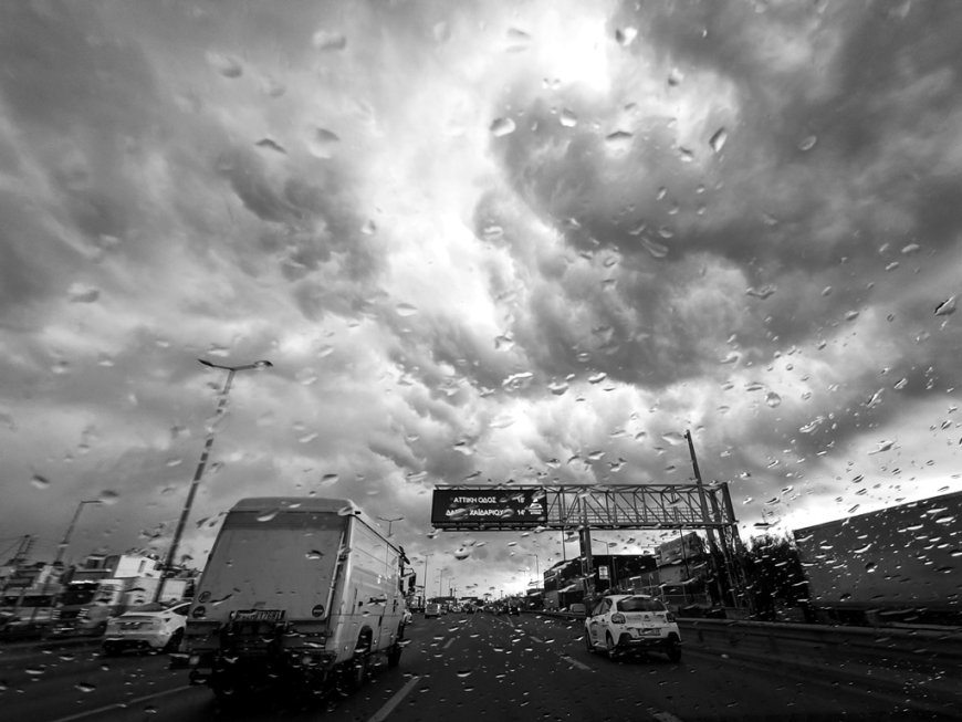 Το viral πανό στον Κηφισό: “Άκουσε με Ελενίτσα…”