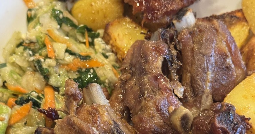 Χοιρινές κορτεζίνες ζουμερές ,καλοψημένες ,και παραδοσιακές  !!!