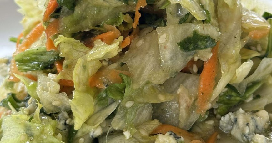 Πράσινη σαλάτα με διάφορα λαχανικά κ ξεχωριστό Dressing !!!