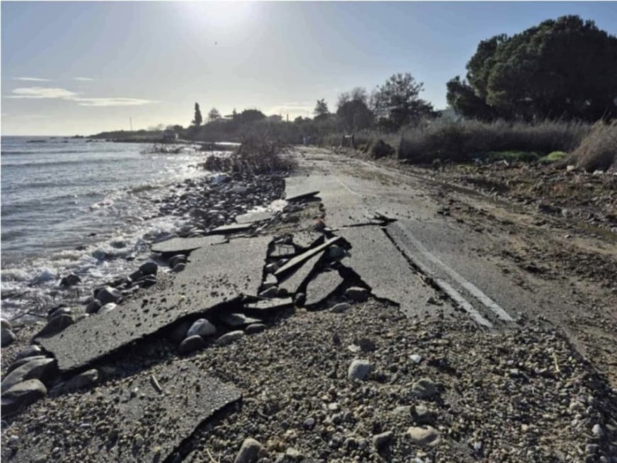 Ξάνθη: Το νερό της θάλασσας «κατάπιε» το οδόστρωμα στην παραλιακή ζώνη της Μάνδρας