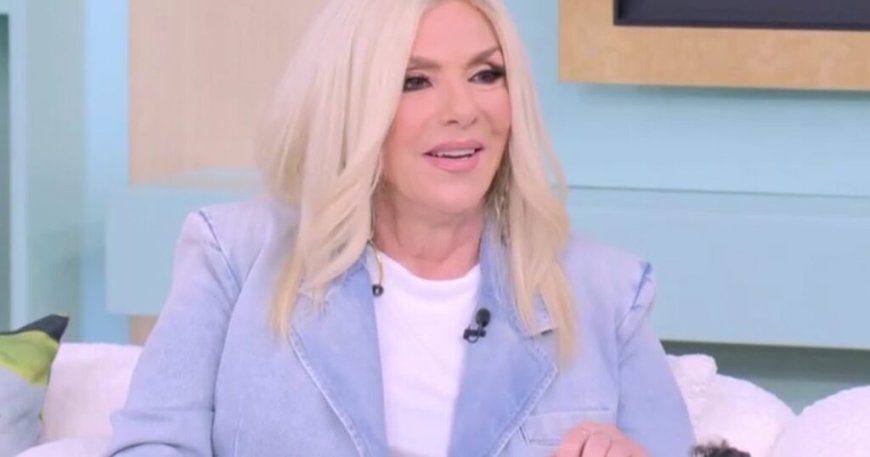 Δάφνη Μπόκοτα: «Επέστρεψα στην τηλεόραση δίπλα στην Κατερίνα Καινούργιου γιατί έχει σταματήσει πια αυτό το επιθετικό ύφος της τηλεόρασης»